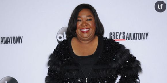 Il est vrai que si l'on réfléchit aux grands noms qui reviennent, concernant la conception des shows les plus réputés, on pense volontiers aux deux David, Chase (Les Sopranos) et Simon (The Wire), à Vince Gilligan (Breaking Bad), à Matthew Weiner (Mad Men), Damon Lindelof (Lost, The Leftovers), on en passe et des plus célèbres encore. Mais rarement aux créatrices féminines, et pour cause : elles sont moins nombreuses, moins visibles, moins médiatisées... 

Si l'on excepte, naturellement, l'inévitable Shonda Rhimes : Grey's Anatomy, Scandal...