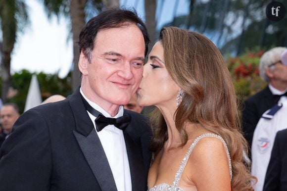 “C’est sa fille ?” Ce grand réalisateur, accusé de misogynie et de racisme, s’affiche avec sa femme de 22 ans de moins que lui… Et se fait allumer