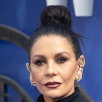 "Incroyable", "tellement belle" : Fidèle à Morticia Addams, Catherine Zeta-Jones fait sensation sur le tapis rouge de Mercredi