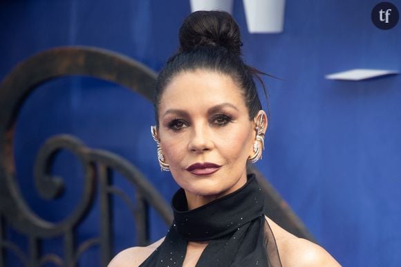 "Incroyable", "tellement belle" : Fidèle à Morticia Addams, Catherine Zeta-Jones fait sensation sur le tapis rouge de Mercredi