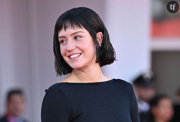 Une icône mode 

Les internautes n'ont pas tari d'éloges à son sujet : "Canon cette femme avec un charisme de dingue", "La coupe, c'est oui !", "Quelle beauté", "Elle est magnifique", "Oh mon dieu, divine", "Beauté naturelle et insolente", "Peu importe ce qu'elle porte cette actrice est magnifique", "Wahou ce dos cambré". Avec ce look, Adèle Exarchopoulos prouve une fois de plus son statut d'icône mode. La comédienne subjugue autant les réalisateurs que les géants du luxe et multiplie les looks qui font sensation. Ambassadrice Yves Saint Laurent Beauté puis égérie Lacoste récemment, Adèle Exarchopoulos séduit les marques de mode et se voit offrir un accès au premier rang des défilés les plus prestigieux de la Fashion Week tels que Jacquemus, Fendi ou Louis Vuitton.