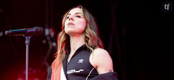 Mel C, se faisait appeler "Sporty Spice" parce qu’elle était accro au sport, et ça ne se voyait pas que dans ses acrobaties mais aussi dans ses tenues, très souvent sportswear. "Les surnoms nous ont été donnés par le magazine Top of the pops”, a expliqué Mel C dans une interview accordée à Konbini, en 2020. "C’était un article tout bête, presque une blague, puis on les a gardés. Et on les adorait ! C’était des surnoms basés principalement sur notre apparence. On s’en est un peu imprégné, en devenant presque des caricatures de ces surnoms."