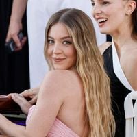 "Elle se sexualise" : Sydney Sweeney affole la Toile avec ses nouvelles photos inspirées de la figure de "lolita"