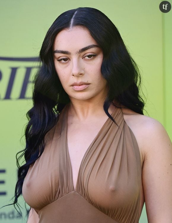 Charli xcx a décidé que le brat summer ne finirait jamais et se poursuivrait même en hiver. Elle illustre ainsi la promotion de son film, The Moment (où figurent Kylie Jenner et Arielle Dombasle, car pourquoi pas), en osant la transparence... A sa façon ! Après la mythique naked dress...