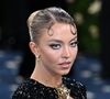 Sydney Sweeney est apparue dans une robe Miu Miu, pour rendre hommage à Kim Novak, une actrice blanche des années 1950 à Hollywood.