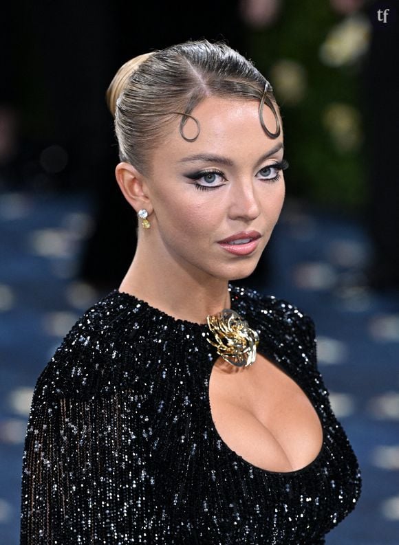 Sydney Sweeney est apparue dans une robe Miu Miu, pour rendre hommage à Kim Novak, une actrice blanche des années 1950 à Hollywood.