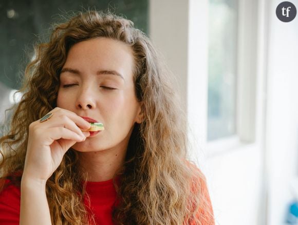 En soignant son alimentation, d'abord. En plus d'adopter une alimentation équilibrée et variée, on évite les produits riches en sucres ajoutés en trop grande quantité.