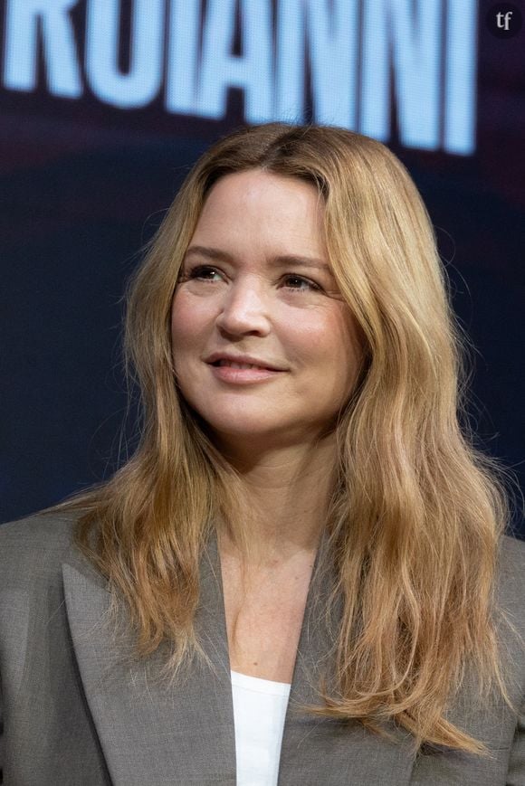 Sur Instagram, où ont été partagés les clichés de ce shooting, les compliments pleuvent, au milieu des avalanches d’emojis flamme et des coeurs rouges. “Cette femme est incroyable”, “Une élégance qui traverse le temps”, “Une actrice exceptionnelle et une femme superbe”, “Douée, sensible, intelligente et qui plus est, belle comme un coeur”, peut-on lire dans la sections des commentaires.