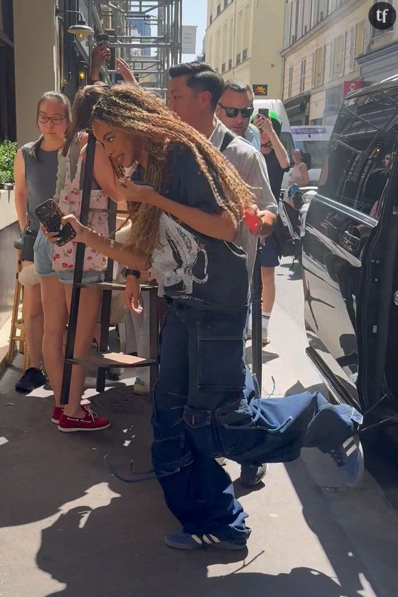 Si certains s'extasient devant la beauté de l'adolescente, la qualifiant "d'absolument magnifique" et la comparant à sa mère, d'autres critiquent le fait qu'elle soit "trop maquillée" pour son âge.