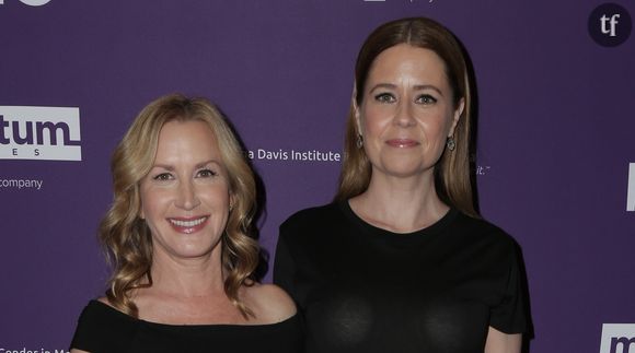 C’était également une belle occasion pour Jenna Fischer de remercier son amie et ancienne collègue Angela Kinsey, qui l’a beaucoup soutenue au cours de cette période difficile. Comme quoi l’amitié qui s’est créée entre ces femmes au cours de leurs années à partager le même plateau de tournage perdure. Ne serait-ce pas ça, le plus important et le plus touchant finalement ?