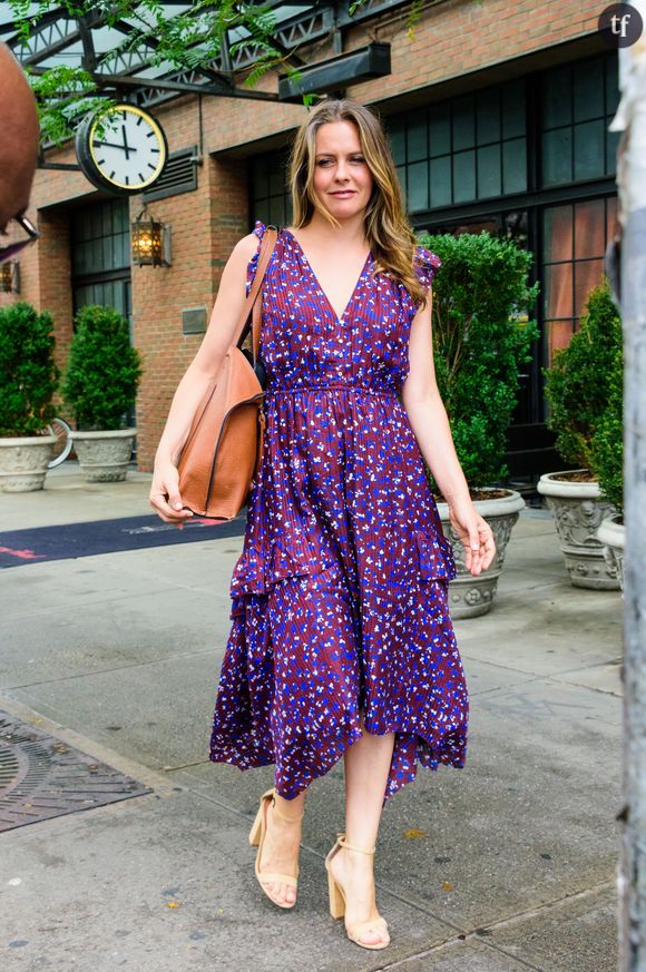 Alicia Silverstone a vécu une époque qu'on ne regrette pas. Dans les années 90, la comédienne américaine, mondialement connue pour son rôle de fille à papa hyper fashion dans Clueless - qui fait son grand come back en série télé, comme tous les films cultes de la décennie - était surtout perçue, outre-atlantique... Comme une lolita. Enfin, plutôt, c'est comme ça que l'industrie hollywoodienne a décidé de l'envisager, lui dédiant des rôles très problématiques et hyper sexualisés.