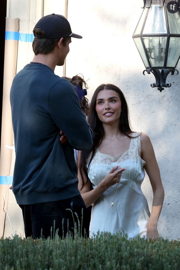 Enfin, cela, c'est justement ce qu'assène TMZ. Dans sa dernière brève estampillée "breaking news", l'indiscret site prête à Madison Beer rune toute récente liaison avec un sportif,  et plus précisément... Justin Herbert  . Un joueur de foot américain qui est effectivement apparu en public en compagnie de la jeune femme, et dont l'histoire commune dépasserait de loin l'amitié. Enfin, tout cela n'est que rumeurs... Et ragots.