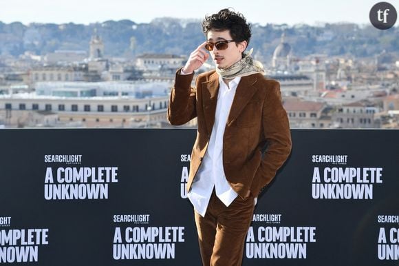 Récemment, cela s'est constaté en pleine cérémonie des Golden Globes, où "Kylie" arborait une garde-robe griffée Versace et bécotait tendrement Timothée Chalamet entre quelques flûtes de champagne. Réactions des internautes ? "J'ai toujours imaginé Timothée avec une meuf mignonne, naturelle, à lunettes, mais non, le voilà avec l'une des Kardashian...", "Pourquoi Kylie Jenner se sert-elle du champagne pour elle seule ?", "Timmy sait qu'il va en décevoir plus d'un avec ce couple", "Il peut tellement trouver mieux"