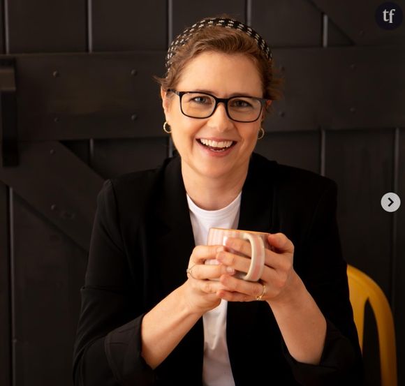 Maintenant guérie, l’actrice révèle avoir perdu ses cheveux à cause de la chimiothérapie. C’est ce qui explique sa coupe alors qu’elle pose aux côtés de ses anciennes co-stars. Dans son post Instagram d’octobre, elle s’était d’ailleurs également montrée sans perruque avec la légende suivante : “Je voulais une photo de moi avec ma coupe garçonne, à trous, ayant l’air heureux et en bonne santé”.