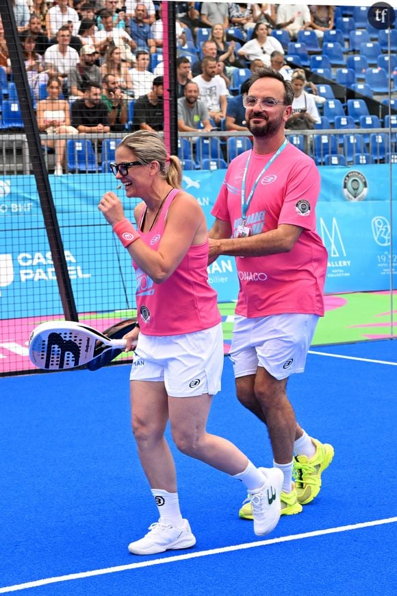 « Il est très tactile avec les jeunes comédiens et il touche beaucoup les abdos ou les épaules pour voir s’ils sont musclés », lit-on notamment dans cette enquête à consulter en ligne.