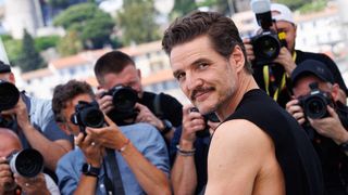 "Beaucoup trop hot", "Enfin !" : Pedro Pascal dans une romance gay ? Le sex symbol sidère les internautes avec ce projet sulfureux