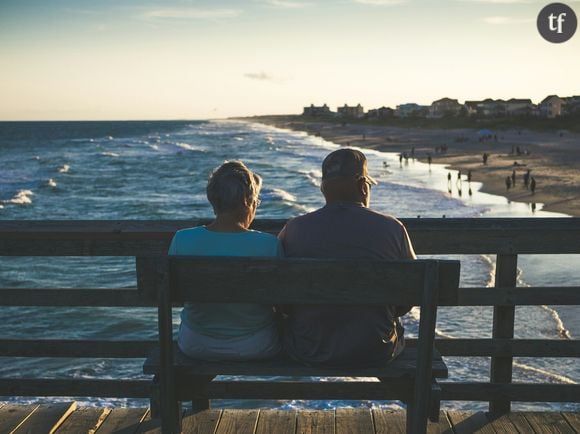 En France, un nombre croissant de femmes de plus de 50 ans se retrouvent dans une situation paradoxale : trop jeunes pour la retraite, mais trop âgées pour retrouver un emploi. Selon les données de l’Insee, près d’un quart des 55-61 ans ne sont ni en poste ni à la retraite. Parmi elles, les femmes sont largement majoritaires — conséquence directe d’inégalités professionnelles accumulées tout au long de la vie.