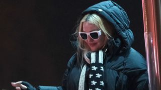 "Le plus grand sex symbol de la pop music" : cette chanteuse sulfureuse au coeur d'un film sans cesse repoussé, les controverses se multiplient