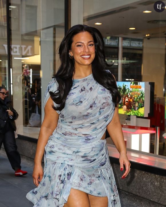 Le règne du skinny ne passera pas par Ashley Graham, qui défend une vision iconoclaste et libératrice, sans filtre, inclusive, généreuse, du corps. Sur ses réseaux sociaux, elle dévoile volontiers ses vergetures, ses soi-disant imperfections, ne met jamais un voile sur ce qui semble antinomique par rapport aux diktats de beauté inatteignables.