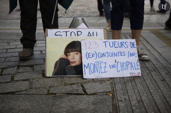 "S'il y en a qui font partie de la glorieuse profession des journalistes, sachez que nous n'avons rien contre vous, simplement vous, vous avez quelque chose contre moi. (...) Il n'y a aucune limite à quel point je vous emmerde", dit le chanteur.