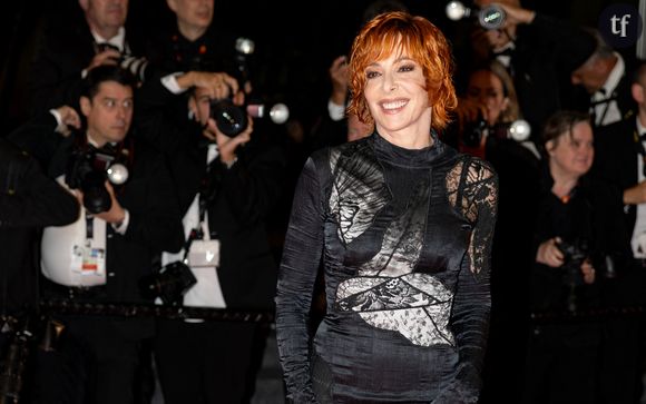 Mylène Farmer a misé sur une naked dress dotée d’une doublure immaculée, qui se pliait ainsi aux nouvelles injonctions.