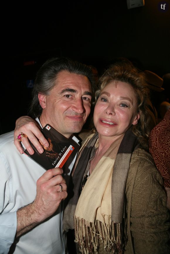 Grace de Capitani est plus libre que jamais. A 68 ans, cette actrice culte des comédies françaises des années 80, se réjouit plus que jamais du corps qu'elle revendique. Fesses, pieds, jambes : elle décline un blason en mode autoportrait sans nier avoir eu recours... A la chirurgie esthétique.