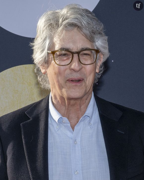 Rose McGowan explique qu'Alexander Payne l'aurait amenée chez lui à la fin des années 80. A l'époque, l'actrice n'a que 15 ans. Payne en a quasiment le double. A son domicile, le cinéaste lui aurait montré un film porno. Avant d'essayer de coucher avec elle. En interview, elle relate : "Tu m'as fait m'asseoir, et tu m'as montré un film porno soft que tu as réalisé pour la chaîne Showtime sous un autre nom. Je me souviens encore de ton appartement à Silverlake. Tu m'as laissé au coin d'une rue ensuite. J'avais 15 ans"