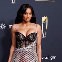 "Époustouflante" : à 39 ans, cette icône des années 2000 en décolleté plongeant en dentelle rend fou les internautes