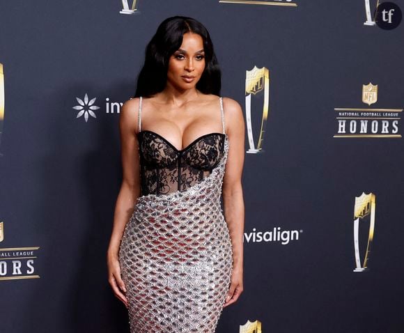 "Époustouflante" : à 39 ans, cette icône des années 2000 en décolleté plongeant en dentelle rend fou les internautes