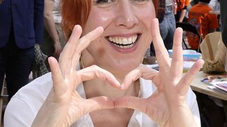 "L'apologie du cul", "Du sexe en prime time ?!" : des libertins rencontrent cette célèbre chroniqueuse de Quotidien mais ces images dérangent les internautes