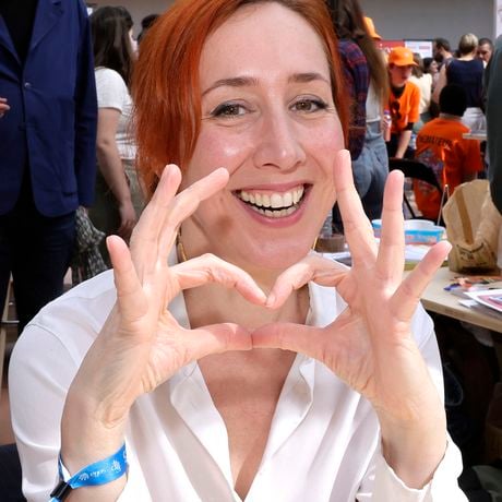 "L'apologie du cul", "Du sexe en prime time ?!" : des libertins rencontrent cette célèbre chroniqueuse de Quotidien mais ces images dérangent les internautes