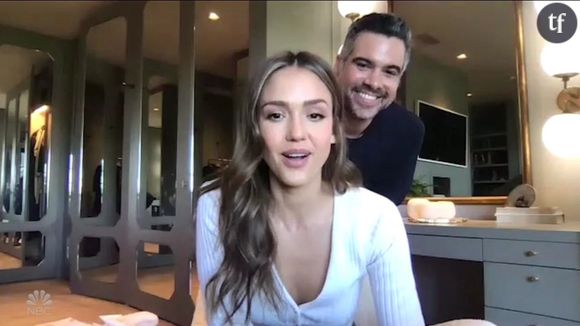 En maillot de bain très glamour sur la plage, elle se dévoile heureuse et décomplexée à 44 ans.