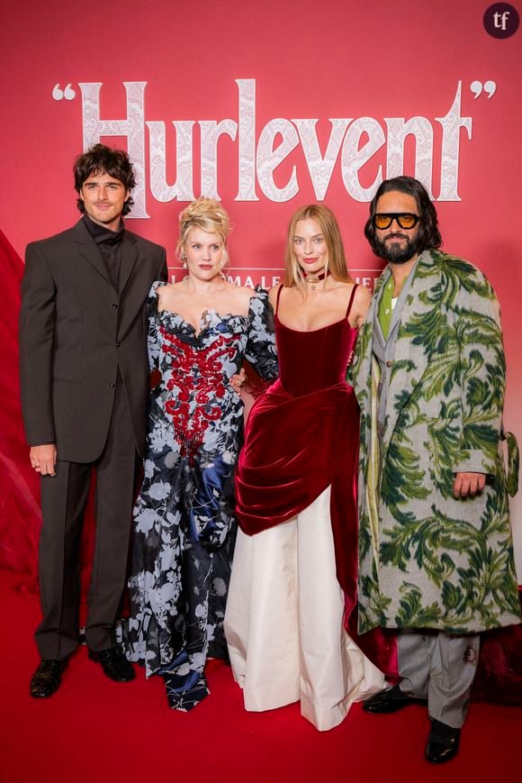 Mais immense sacrilège : pour certains, elle est apparue beaucoup trop proche de Jacob Elordi !