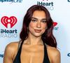 La routine sportive de Dua Lipa
En 2022, Dua Lipa partageait sur son podcast "Dua Lipa : At Your Service" ses habitudes alimentaires et sa routine d'exercice. La chanteuse a déclaré qu'elle n'arrêtait pas de manger ce qu'elle aime, mais qu'elle limitait généralement ses heures de repas. "Je jeûne à partir de 18h. Si je le laisse manger trop tard, mon corps met beaucoup de temps à assimiler la nourriture et je ne me sens pas bien", confiait-elle.
Disciplinée, Dua a déclaré qu'elle aimait s'entraîner le matin avec des cours de HIIT de 15 minutes. "J'essaie de m'entraîner le plus possible. J'adore faire des entraînements très rapides et courts". La chanteuse mélange aussi les sports et exercices : cours de spinning, boxe, yoga, pilates... La star ne lésine pas sur le sport pour avoir des résultats.