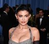 "Ozempic et plastique", "Elle peut remercier son chirurgien" : Kylie Jenner dévoile son fessier en string bikini et les internautes se déchaînent