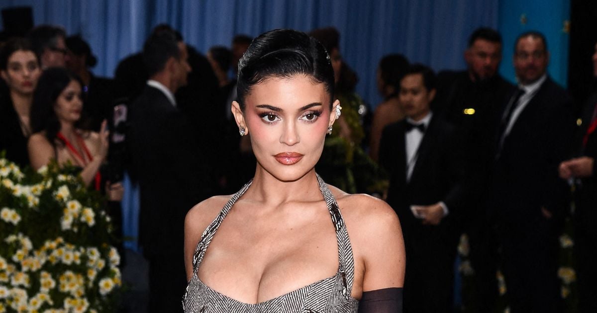 Diaporama : "Ozempic et plastique", "Elle peut remercier son chirurgien" : Kylie Jenner dévoile son fessier en string bikini et les internautes se déchaînent