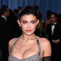 "Ozempic et plastique", "Elle peut remercier son chirurgien" : Kylie Jenner dévoile son fessier en string bikini et les internautes se déchaînent