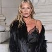 "Un look nuisette !" : Kate Moss sidère avec cette tenue sulfureuse de dentelle très Super Model, "ahurissante de glam à 52 ans"