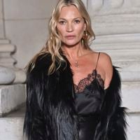 "Un look nuisette !" : Kate Moss sidère avec cette tenue sulfureuse de dentelle très Super Model, "ahurissante de glam à 52 ans"