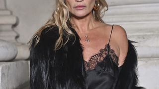 "Un look nuisette !" : Kate Moss sidère avec cette tenue sulfureuse de dentelle très Super Model, "ahurissante de glam à 52 ans"
