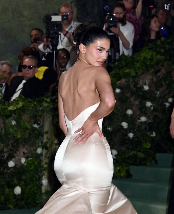 A la Fashion Week tout d'abord, où l'influenceuse de téléréalité la plus influente au monde - aux côtés d'une certaine Kim Kardashian - aligne les looks les plus sulfureux de la sphère fashion. Comme l'incontournable naked dress tout naturellement, mais aussi quelques déclinaisons d'une désinvolture sexy étourdissante.