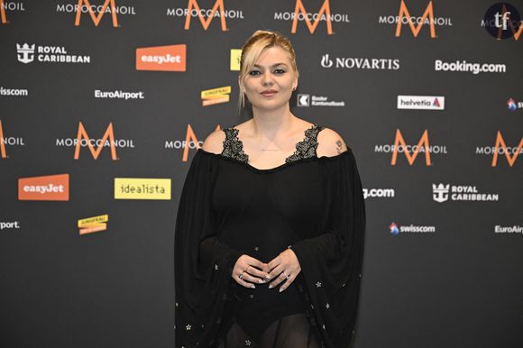 Louane divine dans une tenue ultra-sexy

Louane rayonne et elle le montre. La chanteuse a dévoilé de nouvelles photos d'elle qui ont laissé ses fans sans voix. Sur ces clichés, on l'aperçoit dans un corset résille ultra-sexy et un mini-short en satin. Elle accessoirise ce look d'un collier choker orné de strass. 

"Wow sublime", "La plus jolie des chanteuses françaises", "Magnifique", "Une bombe atomique", "Canon", "Super sexy", "Très en beauté", "Quelle femme fatale" : une chose est sûr, la star, qui vient de devenir égérie des parfums Miu Miu, a fait sensation avec cette tenue audacieuse qui met en valeur son joli bronzage de vacances. La jeune femme de 28 ans semble plus épanouie que jamais.