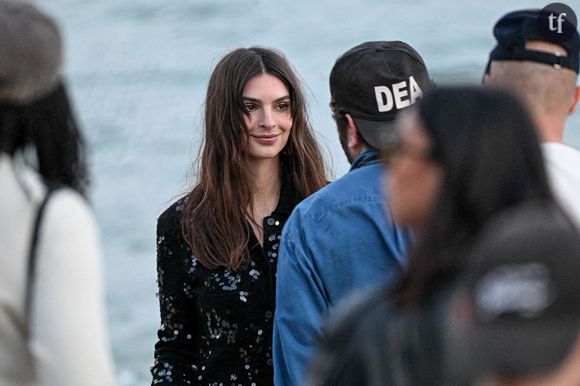 "Elle est toujours nue !" : Emily Ratajkowski subit le sexisme des haters et le complexe de la "mauvaise mère"