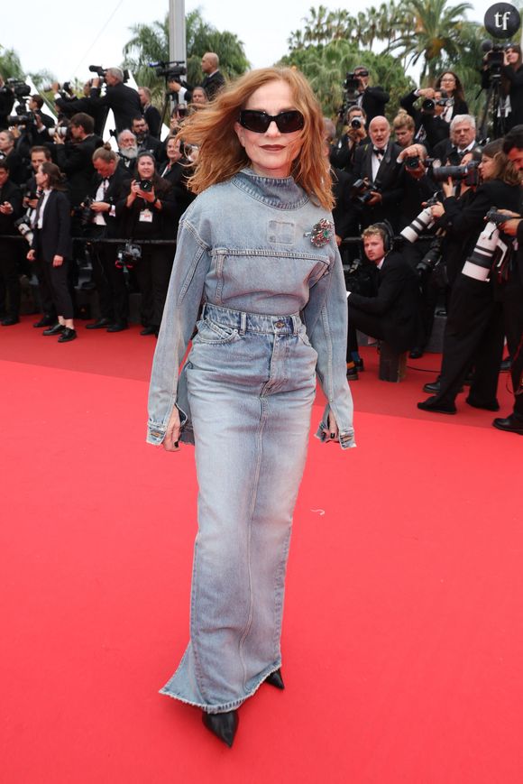 "Elle est folle", "Elle est sublime". Si vous suscitez ce genre de réactions diamétralement opposées, pas de doute, vous êtes une icône. Outre atlantique, Lady Gaga suscite ce genre de réactions, mais en France, on peut toujours compter sur Isabelle Huppert, éternelle "Zaza" qui à plus de 70 ans assume plus que jamais son statut d'égérie fashion.