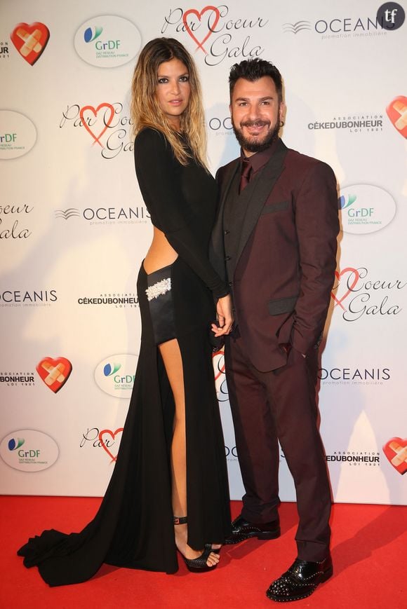 Le bingo des mots-clés grivois pour puceaux enfiévrés énoncé plus haut (qui grosso modo compare n'importe quelle bribe de sexualité à un film X) ne suffit pas à Pluskapoil pour s'imposer comme un spectacle de stand up ouvertement misogyne et hyper cringe, qu'on imagine mal sorti de la tête d'un homme de 32 ans. Même en 2005, date de sortie du show. Dans son "react" du spectacle, le streameur Jiraya, à retrouver sur la plateforme Twitch, épingle plus encore une scène... Horrible. Qui fait passer Tex pour Virginie Despentes.