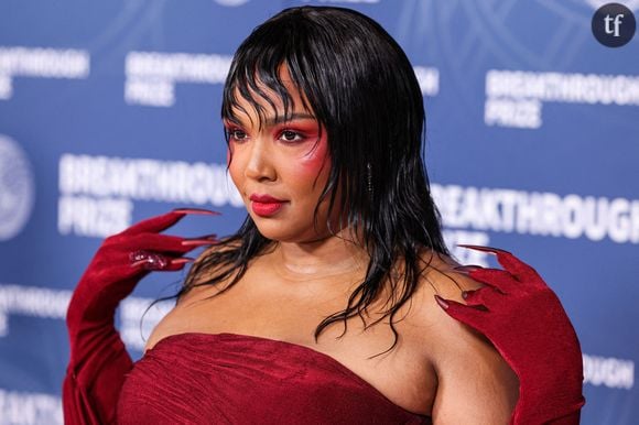 Lizzo ose un look audacieux

La chanteuse de 37 ans est apparue au défilé printemps/été 2026 de Christian Siriano à New York, dévoilant sa récente perte de poids dans un body corset transparent. Sur les photos, la star porte une tenue transparente avec une jupe portefeuille en mousseline noire, ainsi que des sandales à talons hauts à lanières, rehaussant son look avec un maquillage glamour et une coloration rouge. Elle était aux côtés d'autres célébrités telles qu'Oprah Winfrey, Whoopi Goldberg ou encore Gayle King.

Lizzo a révélé avoir atteint son objectif de perte de poids en janvier. En une du magazine Women's Health pour son numéro de juillet, Lizzo a déclaré au média que le sport l'aidait à améliorer sa santé mentale ainsi que sa santé physique. "J'aime mon apparence actuelle", a-t-elle confié. La star qui a toujours prôné le mouvement body positive se défend par ailleurs : "Le body positive n’a rien à voir avec le fait de rester la même. L'acceptation du corps n'a rien à voir avec le fait de rester le même. C'est l'acte radical d'oser exister haut et fort dans une société qui vous a interdit d'exister."