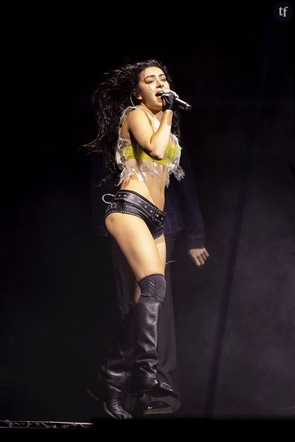 Elle excelle en glamour, bien décidée à devenir le sex symbol indépendant et libre de toute une génération. Oui oui.