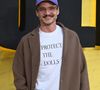 Pedro Pascal est arrivé vêtu d'un manteau marron, et d'un t-shirt blanc floqué "Protect the dolls" ("protègez les poupées").