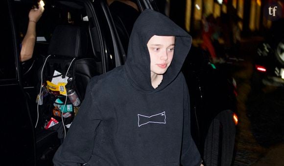 Ce n’est pas la première fois que Shiloh Jolie s’inspire du style de coiffure de sa mère. En 2023, Shiloh a opté pour une transformation radicale en se rasant les cheveux et en les teignant en rose, rappelant le moment où Angelina Jolie s’était également rasé les cheveux pour son rôle dans Anatomie d’un top model en 1997. Durant l'été 2024, Shiloh Jolie a été aperçue avec une coupe courte et plongeante et une frange. Un look audacieux qu'Angelina Jolie avait déjà arboré vingt ans plus tôt dans Hackers.