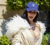 Kim Kardashian vient tout juste de provoquer de disproportionnés remous en partagent une série de photos la mettant en scène en tenue gothique griffée Thierry Mugler. Porte jarretelles, bustier transparent, elle apparait en reine des ténèbres dans ces oripeaux aussi sexy que sulfureux. On la croirait issu d'un film de Tim Burton not safe for work ou d'un Dracula postmoderne.